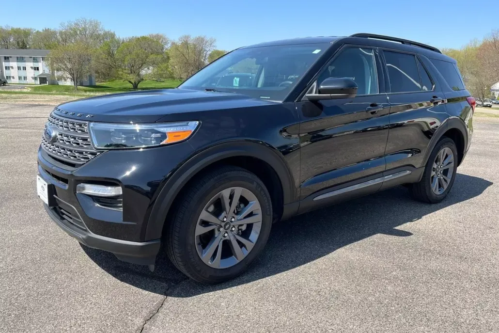 2023 Ford Explorer XLT photo 1