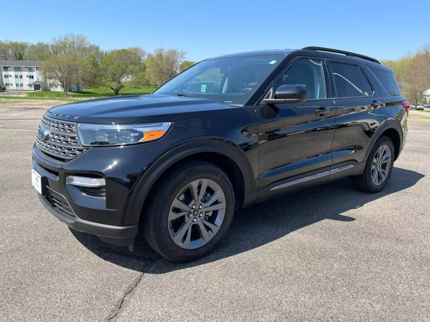 2023 Ford Explorer XLT photo 1
