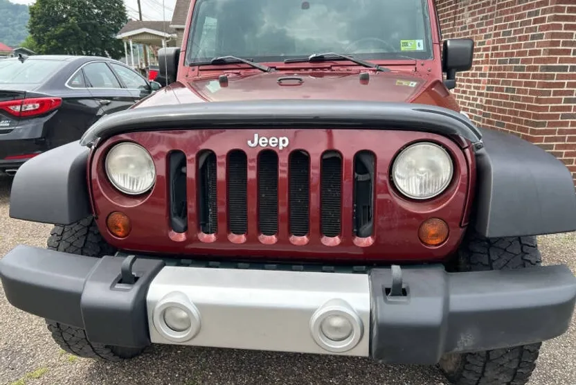 2010 Jeep Wrangler Unlimited Sahara photo 1