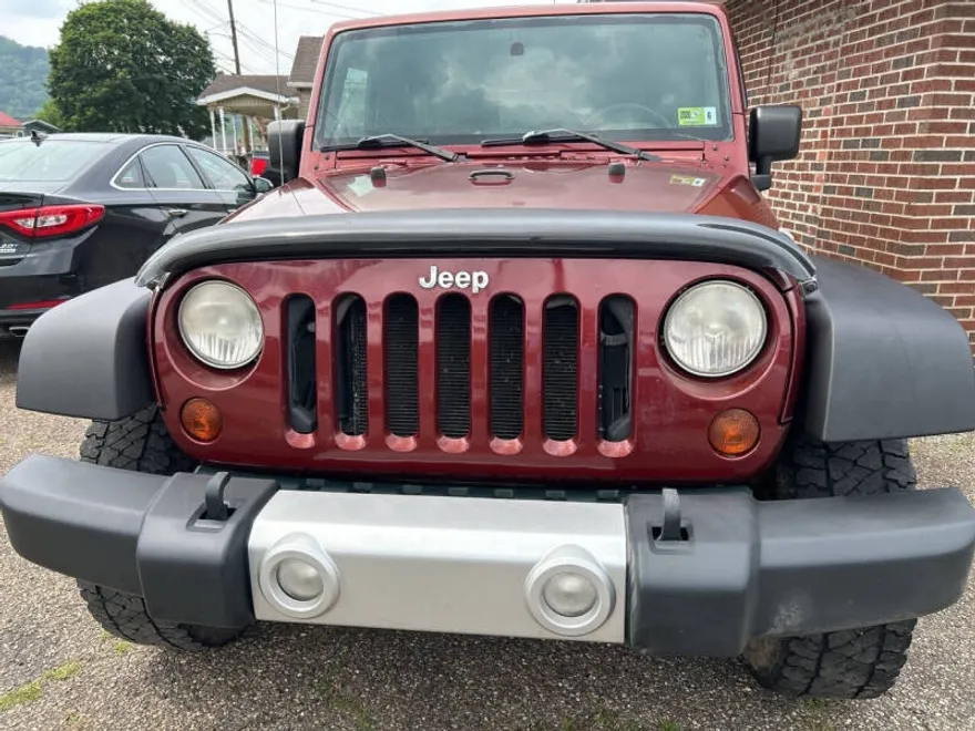 2010 Jeep Wrangler Unlimited Sahara photo 1