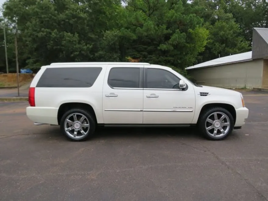 2011 Cadillac Escalade ESV Premium photo 1