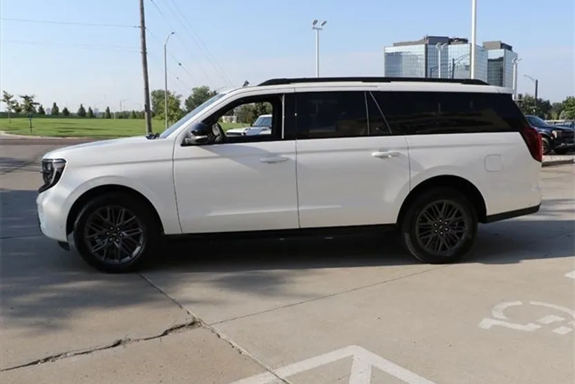 2025 Ford Expedition MAX Platinum photo 1