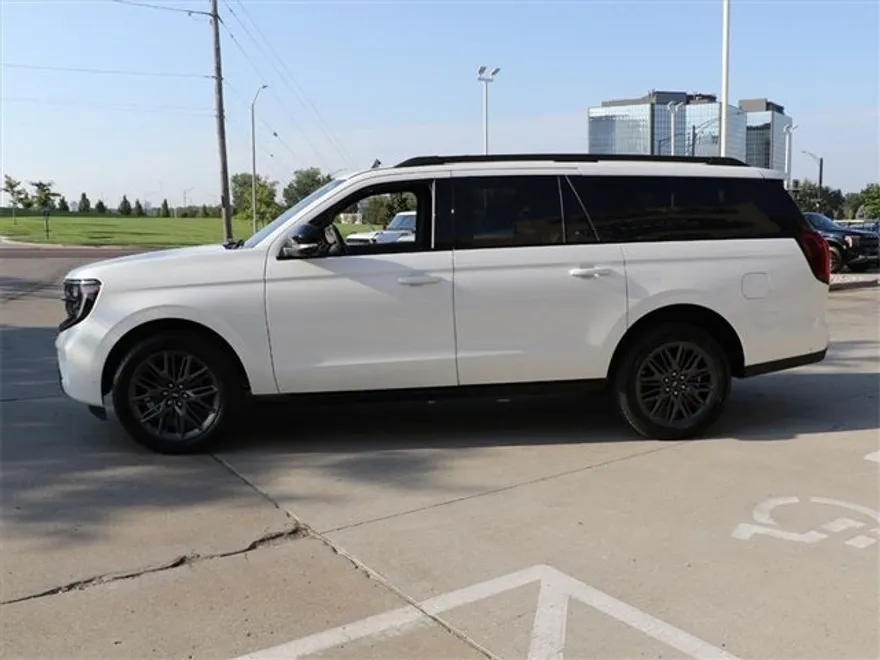 2025 Ford Expedition MAX Platinum photo 1