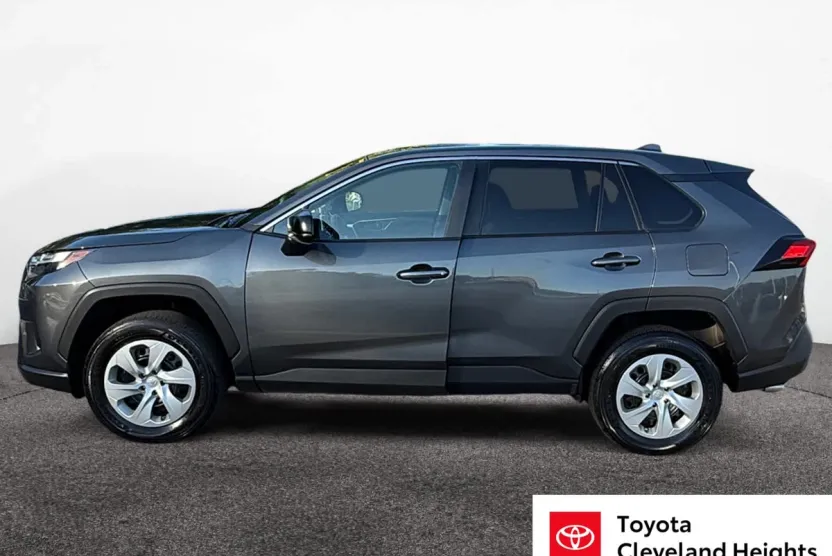 2023 Toyota RAV4 LE photo 1
