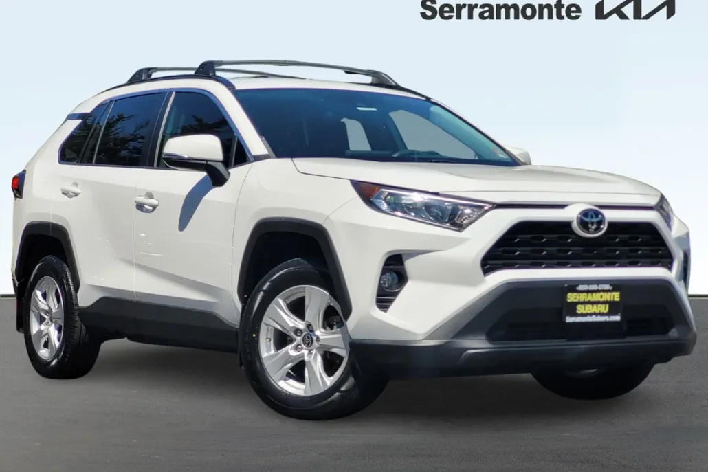 2021 Toyota RAV4 XLE photo 1