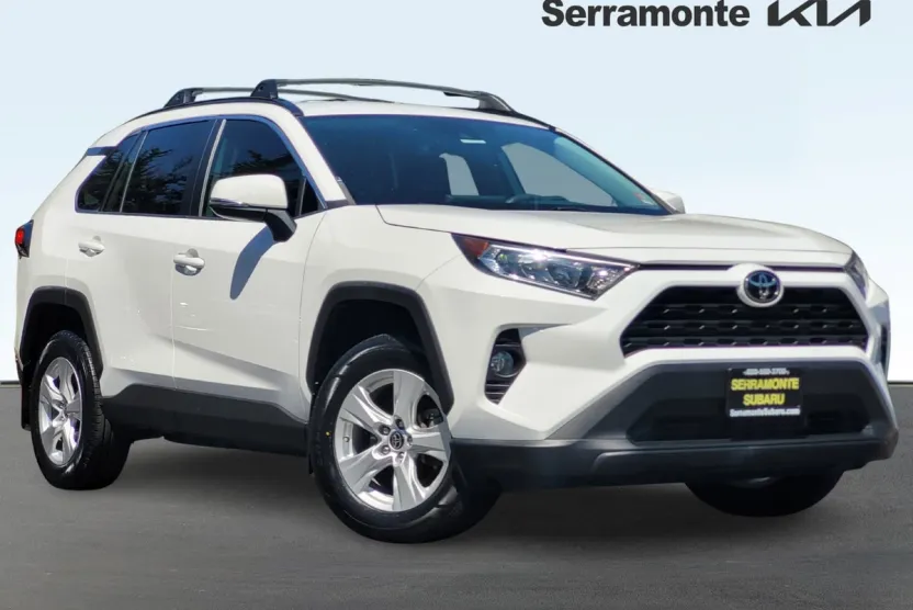 2021 Toyota RAV4 XLE photo 1