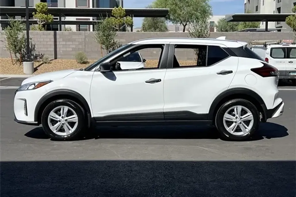 2025 Nissan Kicks Play S photo 1