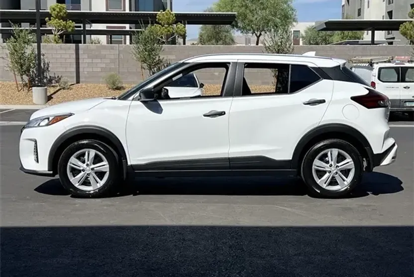 2025 Nissan Kicks Play S photo 1