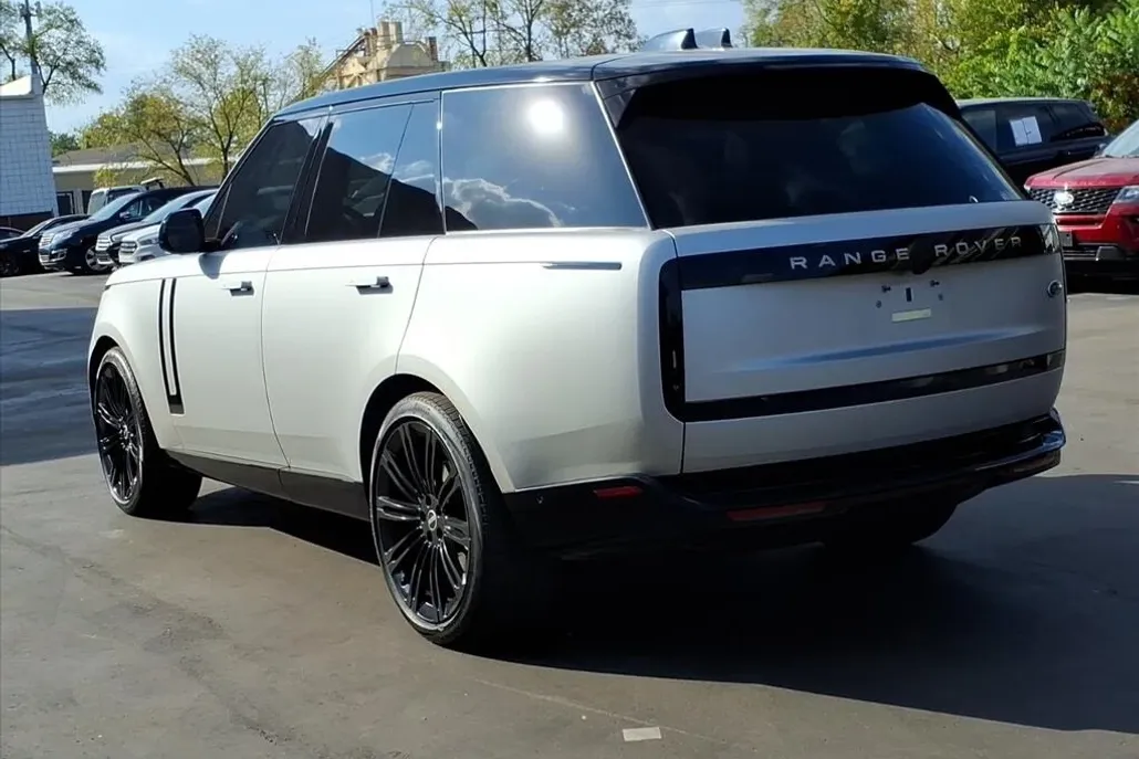 2023 Land Rover Range Rover SE photo 1