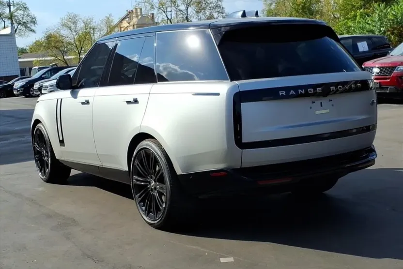 2023 Land Rover Range Rover SE photo 1