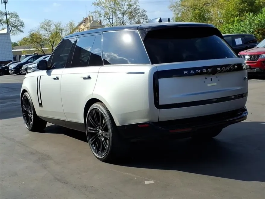 2023 Land Rover Range Rover SE photo 1