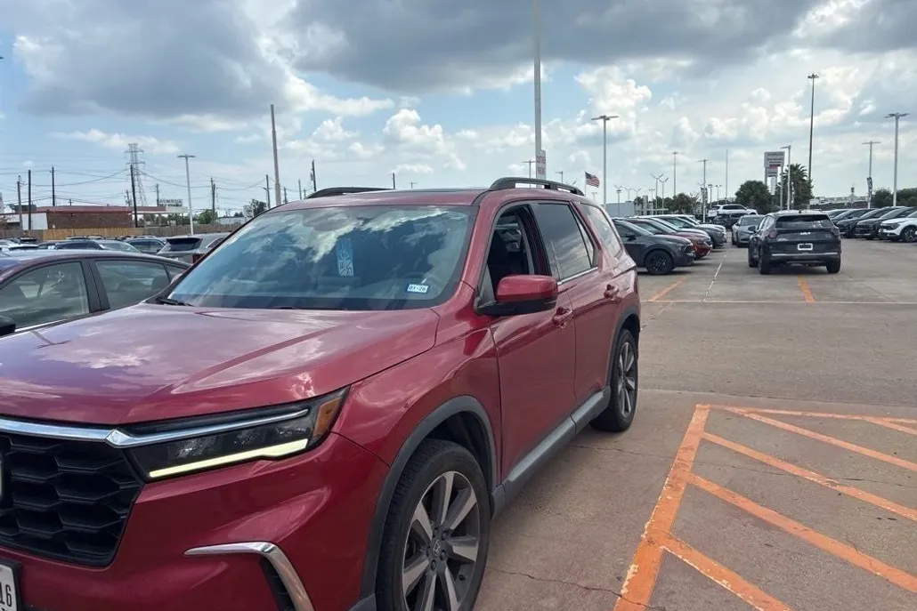2023 Honda Pilot Touring photo 1