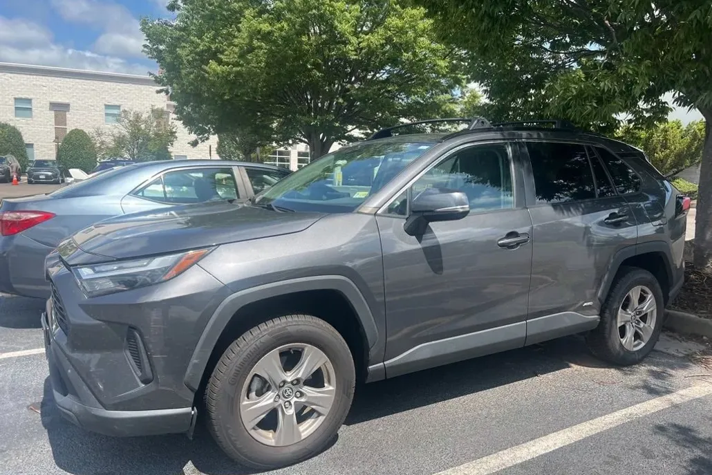 2022 Toyota RAV4 Hybrid XLE photo 1
