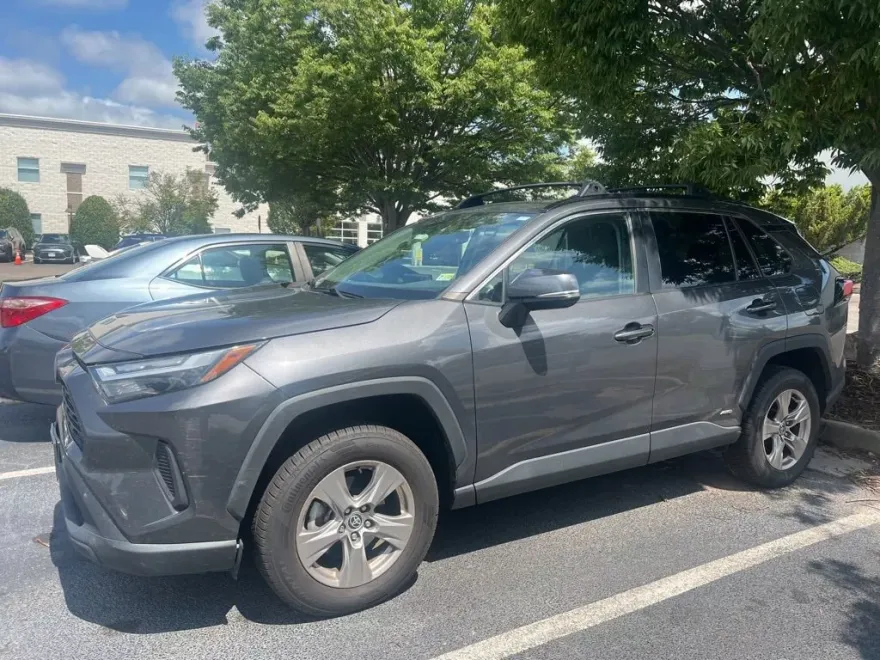 2022 Toyota RAV4 Hybrid XLE photo 1