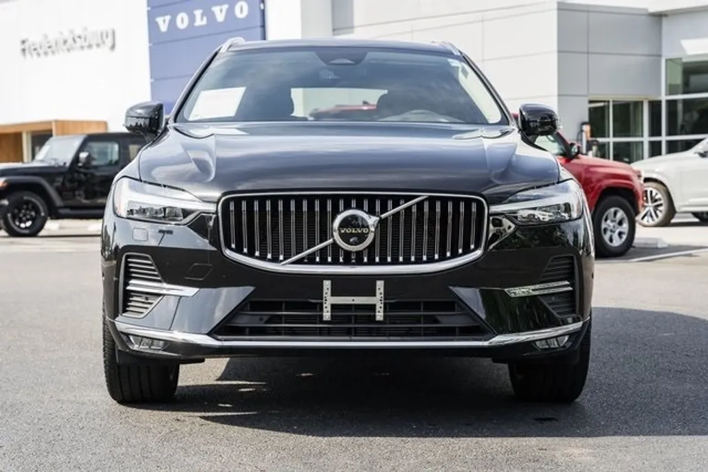 2023 Volvo XC60 Plus photo 1