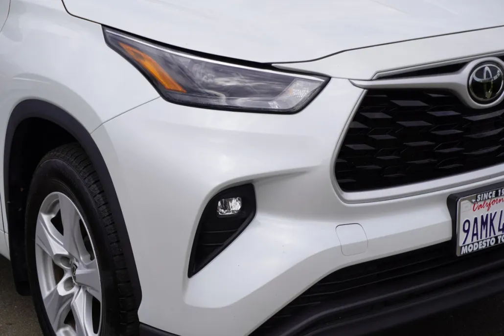 2022 Toyota Highlander LE photo 1
