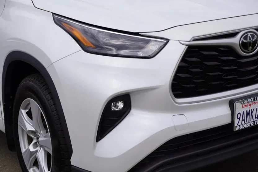 2022 Toyota Highlander LE photo 1
