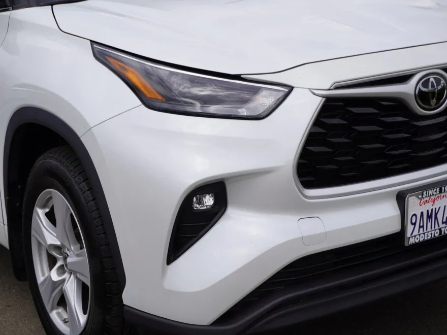 2022 Toyota Highlander LE photo 1