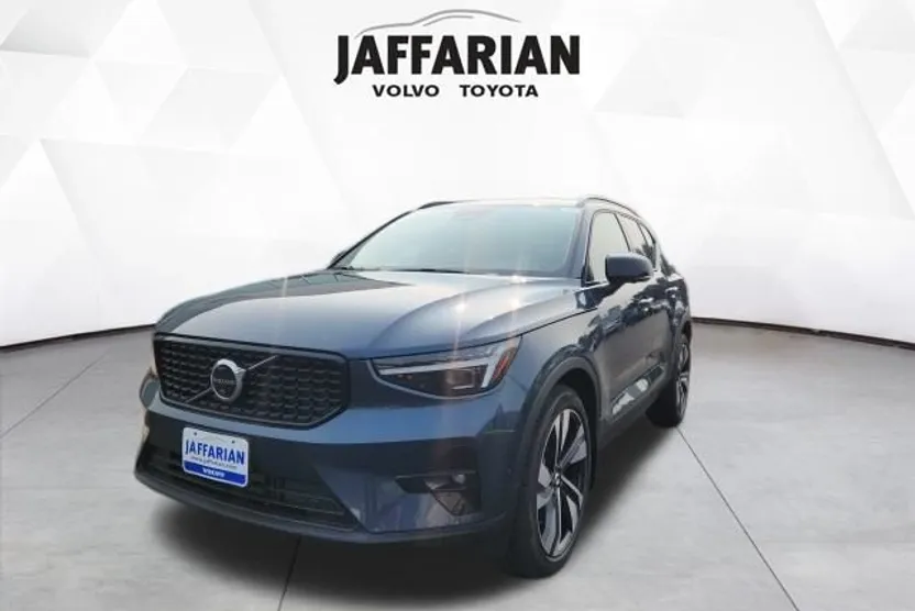 2026 Volvo XC40 photo 1