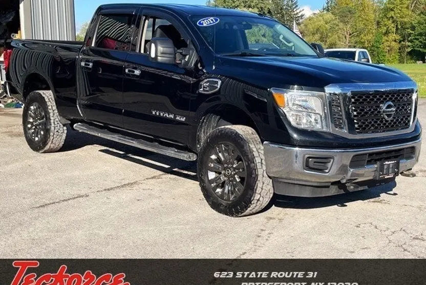 2017 Nissan Titan Crew Cab SV photo 1