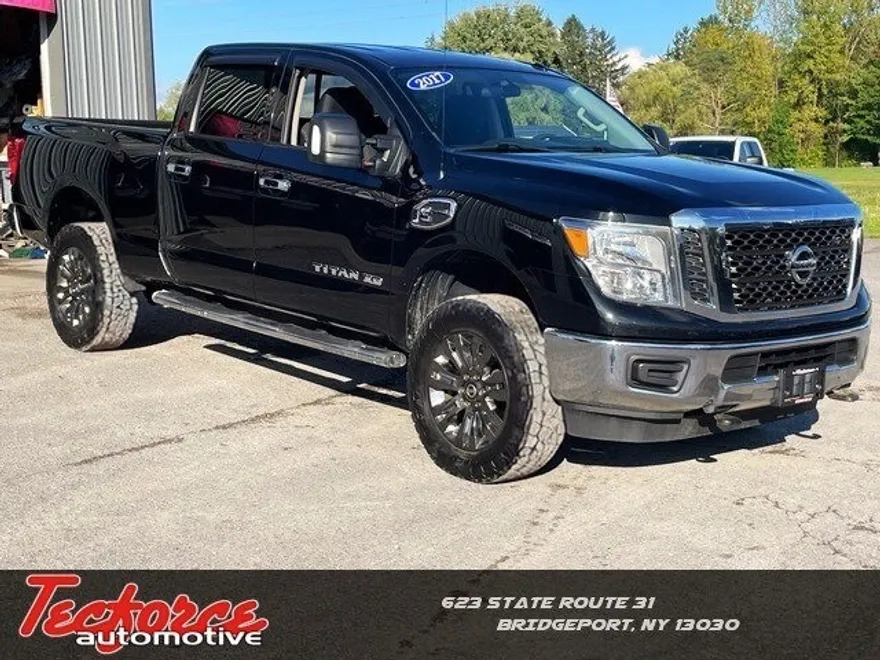 2017 Nissan Titan Crew Cab SV photo 1