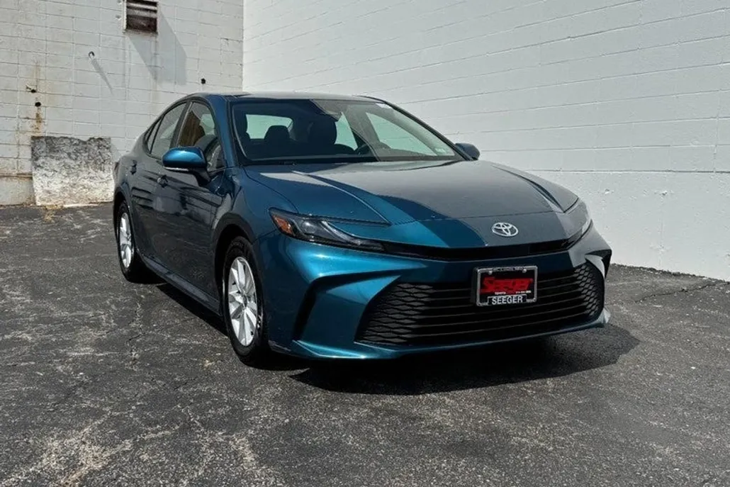 2025 Toyota Camry LE SE photo 1