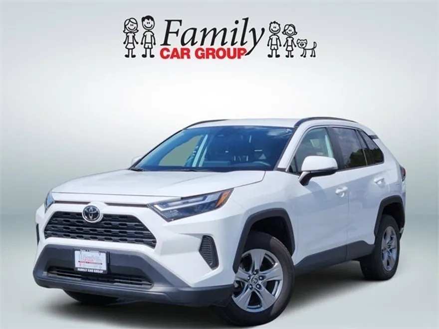 2023 Toyota RAV4 XLE photo 1