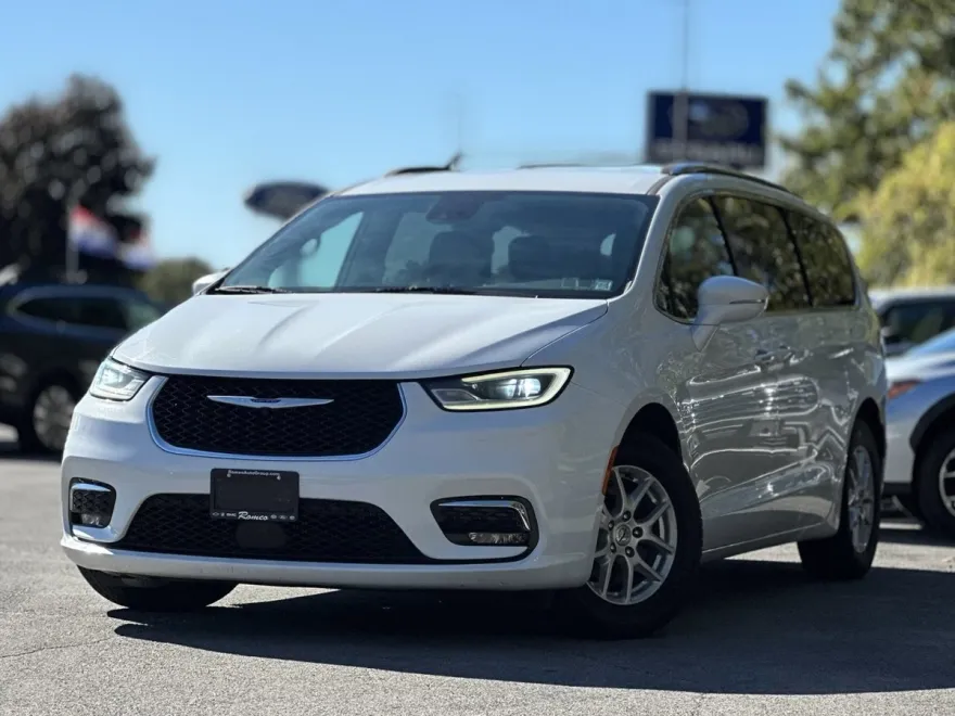 2021 Chrysler Pacifica Touring L photo 1