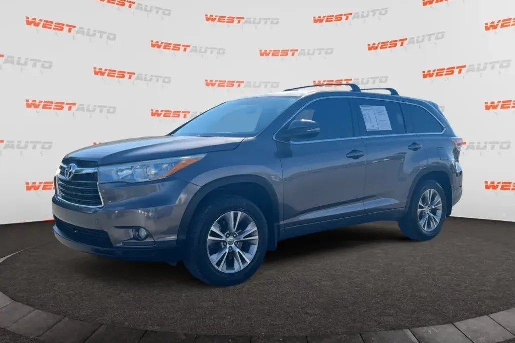 2015 Toyota Highlander LE Plus photo 1