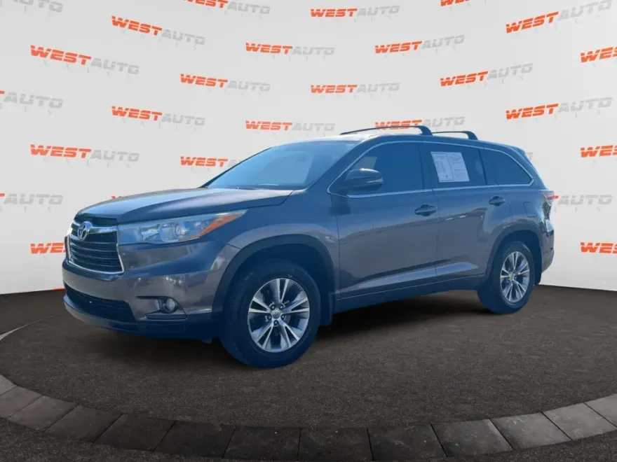 2015 Toyota Highlander LE Plus photo 1