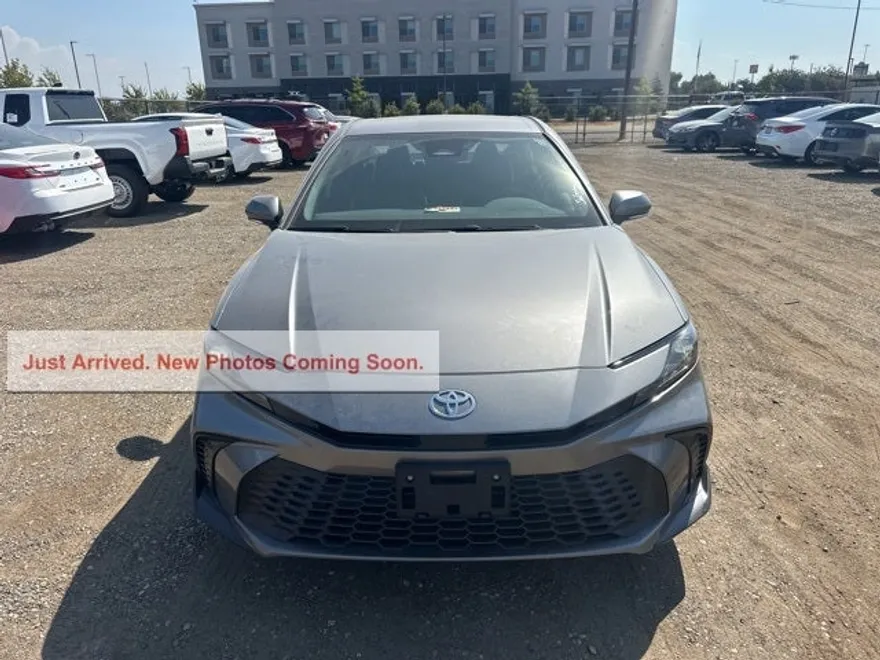2025 Toyota Camry SE photo 1
