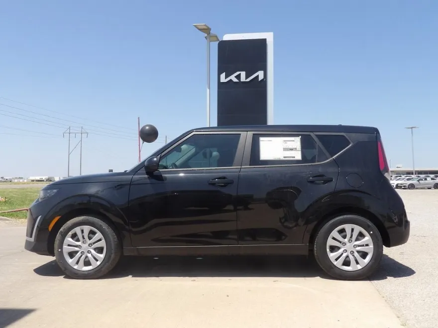 2025 Kia Soul LX photo 1