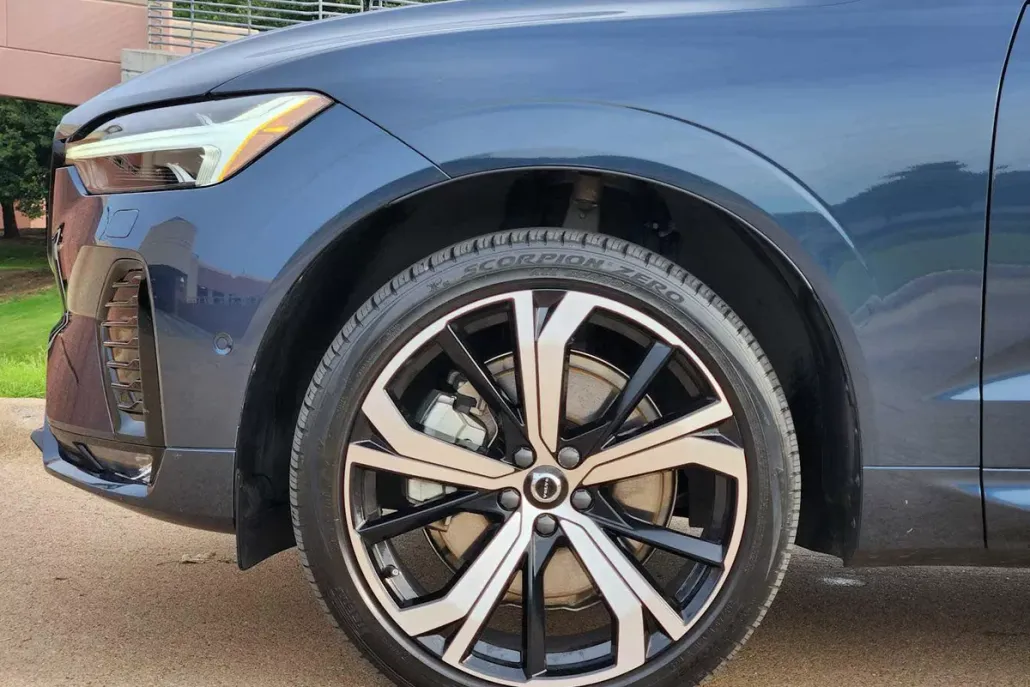 2022 Volvo XC60 R-Design photo 1