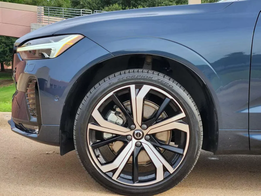 2022 Volvo XC60 R-Design photo 1