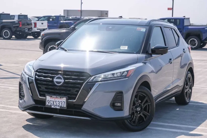 2023 Nissan Kicks SR photo 1