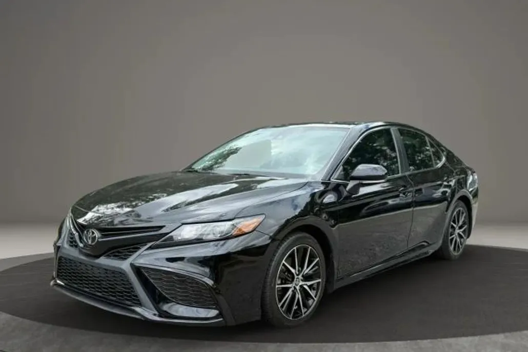 2021 Toyota Camry SE photo 1