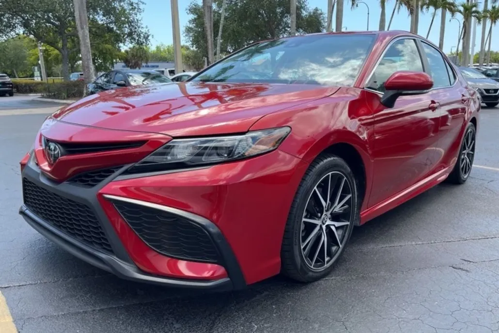 2023 Toyota Camry SE photo 1
