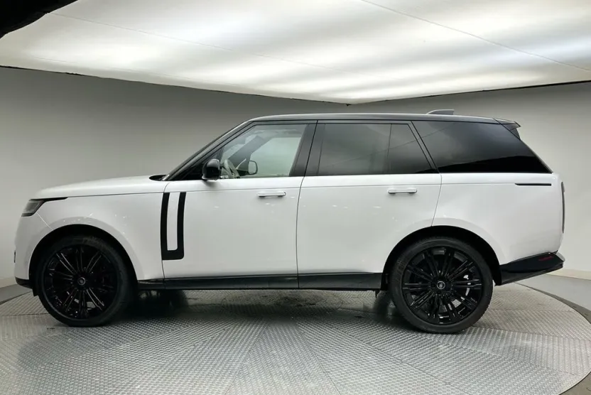 2025 Land Rover Range Rover SE photo 1