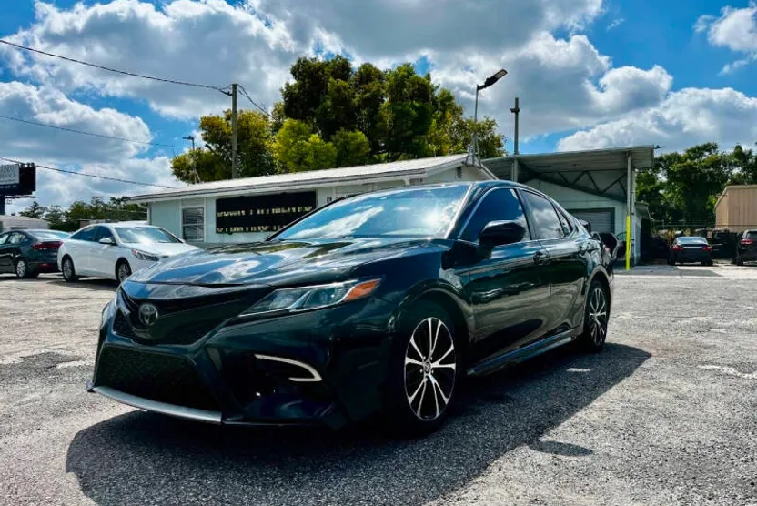 2020 Toyota Camry SE photo 1