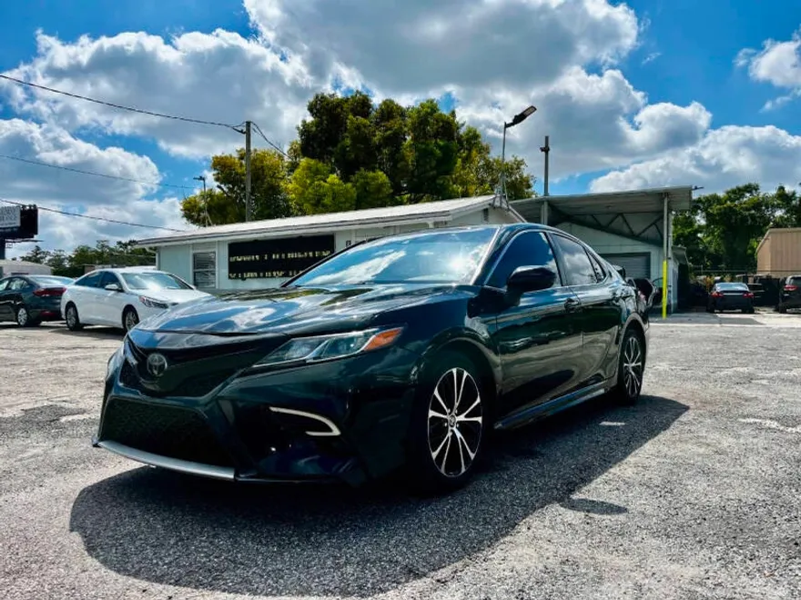 2020 Toyota Camry SE photo 1