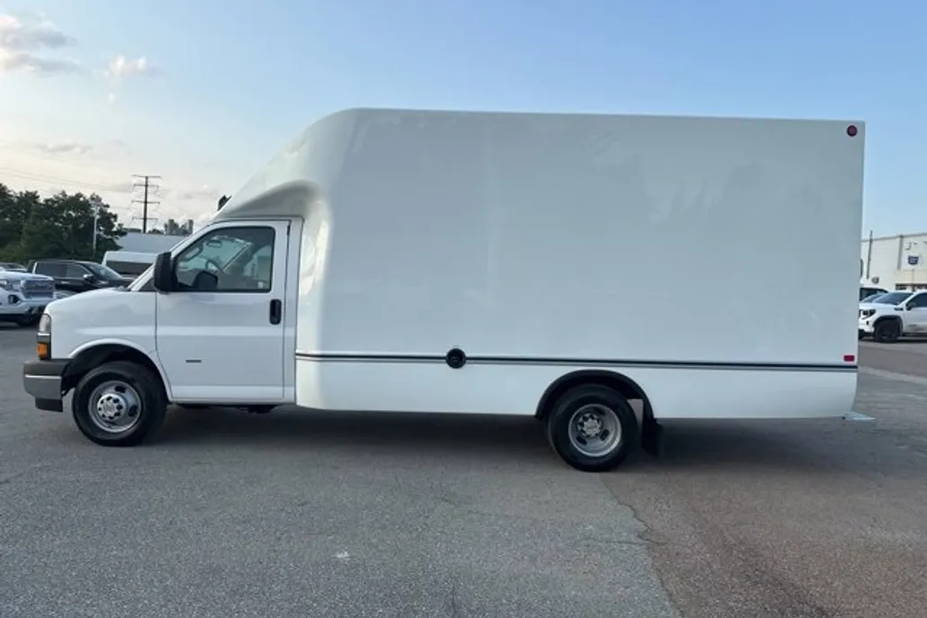 2025 Chevrolet Express Cutaway 3500 photo 1