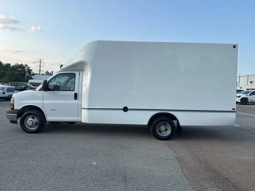 2025 Chevrolet Express Cutaway 3500 photo 1