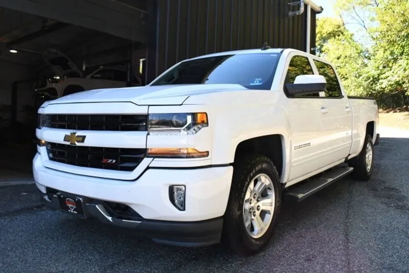 2018 Chevrolet Silverado 1500 LT photo 1