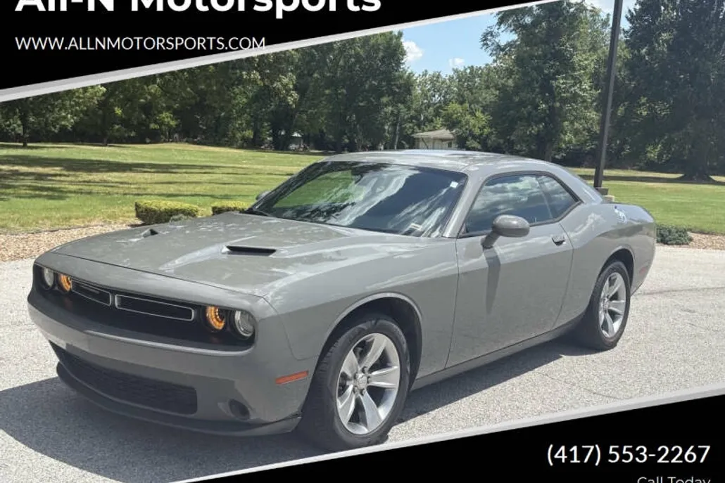 2017 Dodge Challenger SXT photo 1