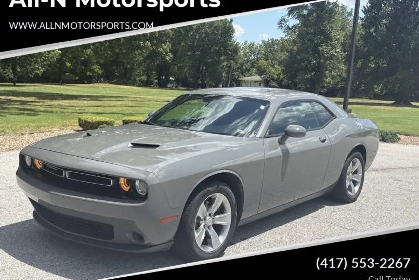 2017 Dodge Challenger SXT photo 1