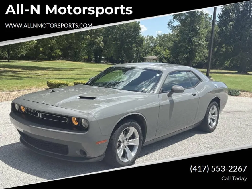 2017 Dodge Challenger SXT photo 1