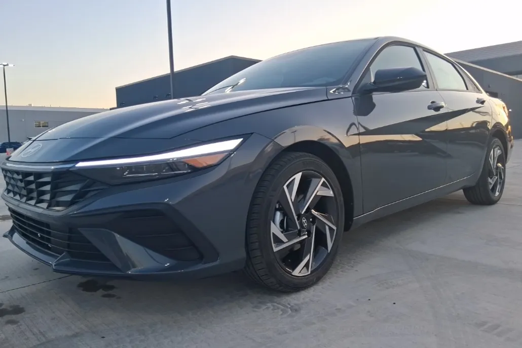 2025 Hyundai Elantra SEL Sport photo 1