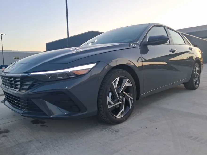 2025 Hyundai Elantra SEL Sport photo 1