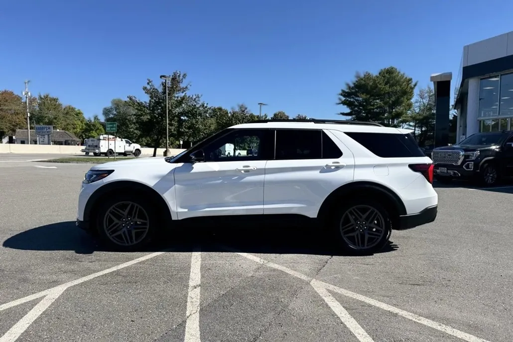 2025 Ford Explorer ST photo 1