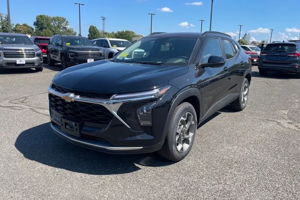 2025 Chevrolet Trax LT photo 1